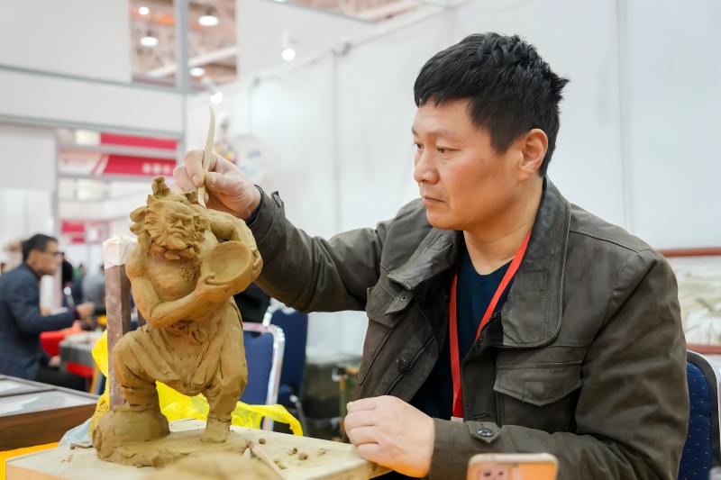 現(xiàn)場泥塑制作展示。山東省工藝美術(shù)協(xié)會供圖