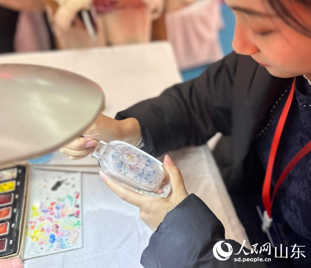 魯派內(nèi)畫工藝展示。人民網(wǎng) 喬姝攝