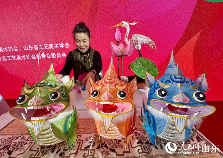 花燈作品展示。人民網(wǎng) 喬姝攝