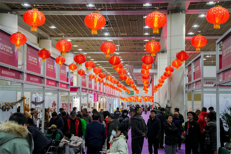 展會(huì)現(xiàn)場(chǎng)節(jié)日氛圍濃厚。山東省工藝美術(shù)協(xié)會(huì)供圖