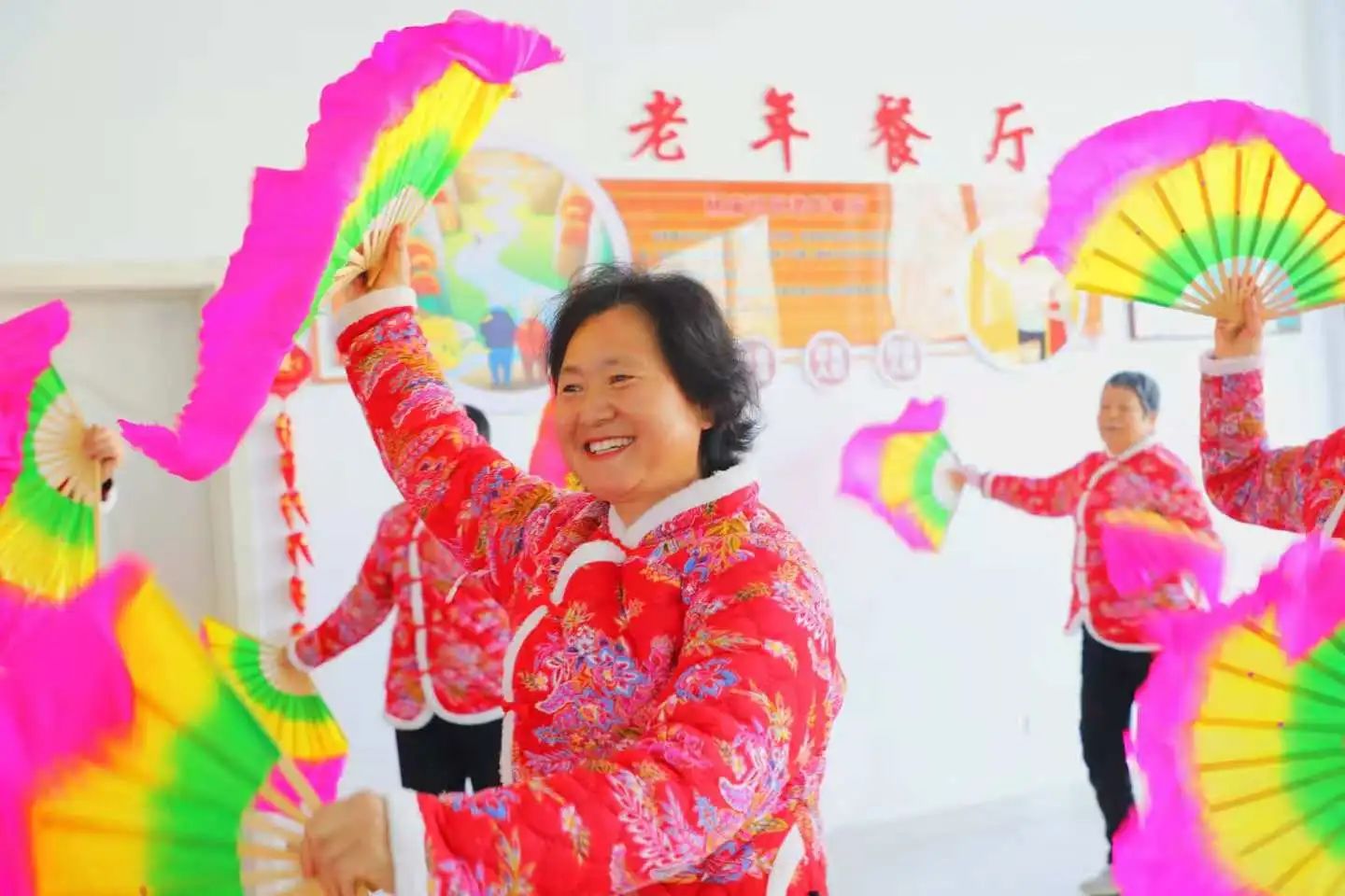 楊廟社區(qū)幸福食堂內(nèi)，秧歌隊(duì)為老人們送上新年祝福。李 蕊? 孟小朵攝影報(bào)道
