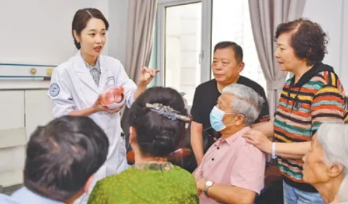 濟(jì)南市第二人民醫(yī)院醫(yī)生為患者和家屬講解人工晶體國家集采政策。郭兆瑞攝