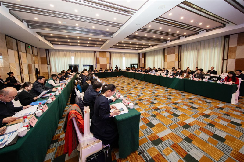 2024年12月18日，沿黃九?。▍^(qū)）駐京辦事處助力黃河流域生態(tài)保護(hù)和高質(zhì)量發(fā)展聯(lián)席會(huì)議在北京召開，圖為會(huì)議現(xiàn)場(chǎng)。山東省駐京辦供圖