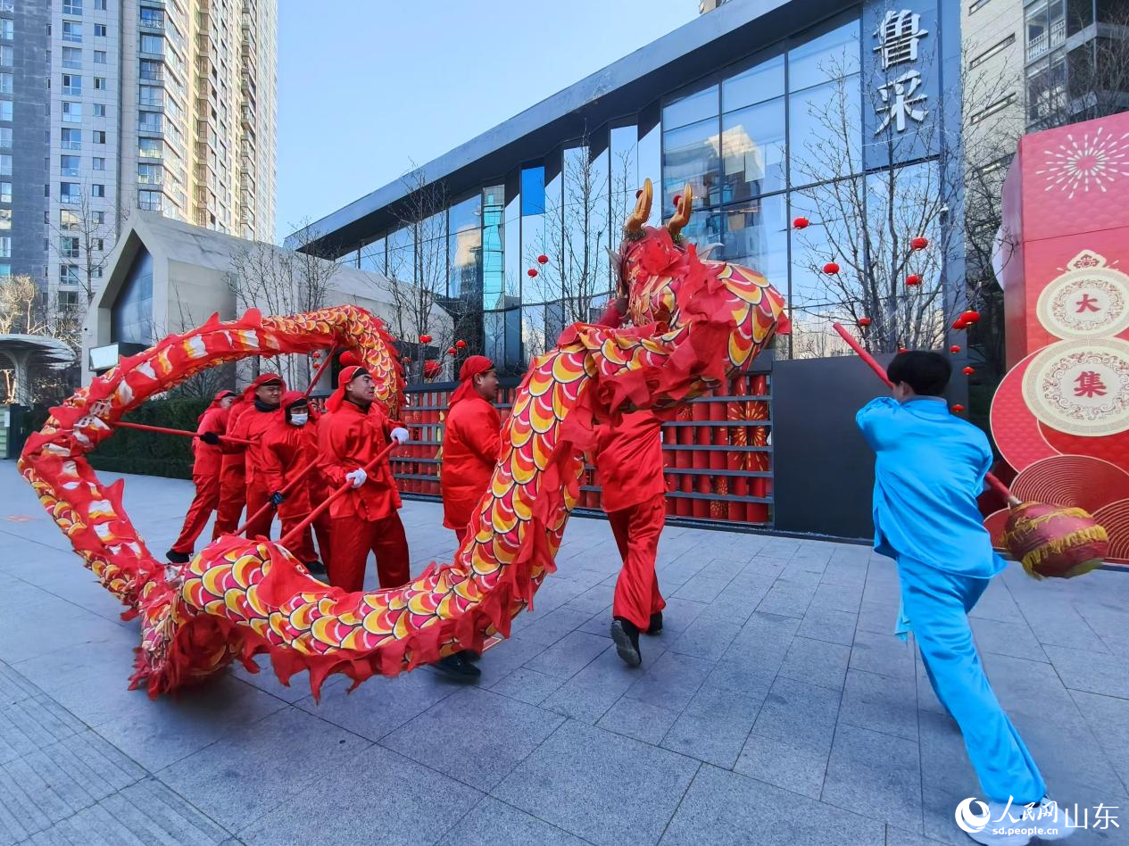 舞龍為活動(dòng)增添了節(jié)日氣氛。人民網(wǎng)記者宋翠攝