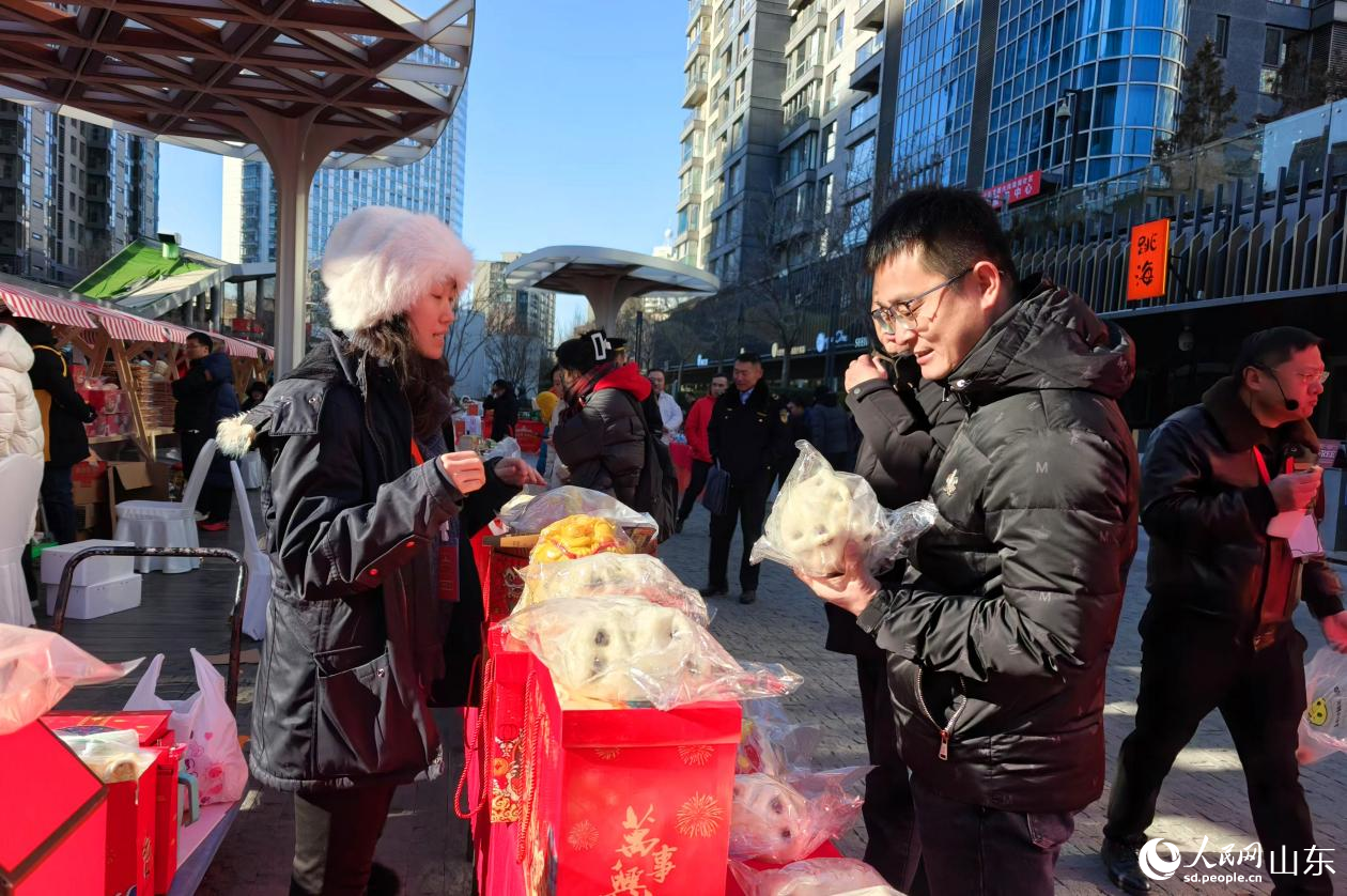 一位顧客在咨詢購(gòu)買(mǎi)膠東花餑餑。人民網(wǎng)記者宋翠攝