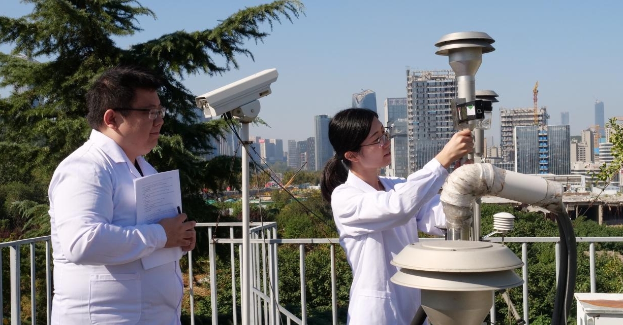 山東省生態(tài)環(huán)境監(jiān)測中心張曉琳（右）、山東省濟南生態(tài)環(huán)境監(jiān)測中心付華軒（左）分獲綜合比武環(huán)境空氣質(zhì)量自動監(jiān)測組全國第一、二名。 山東省生態(tài)環(huán)境廳供圖