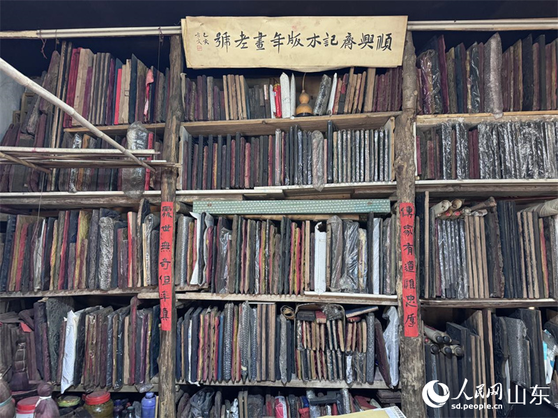 齊傳新家中一整面墻的木版。人民網(wǎng) 鄭昕橋攝。