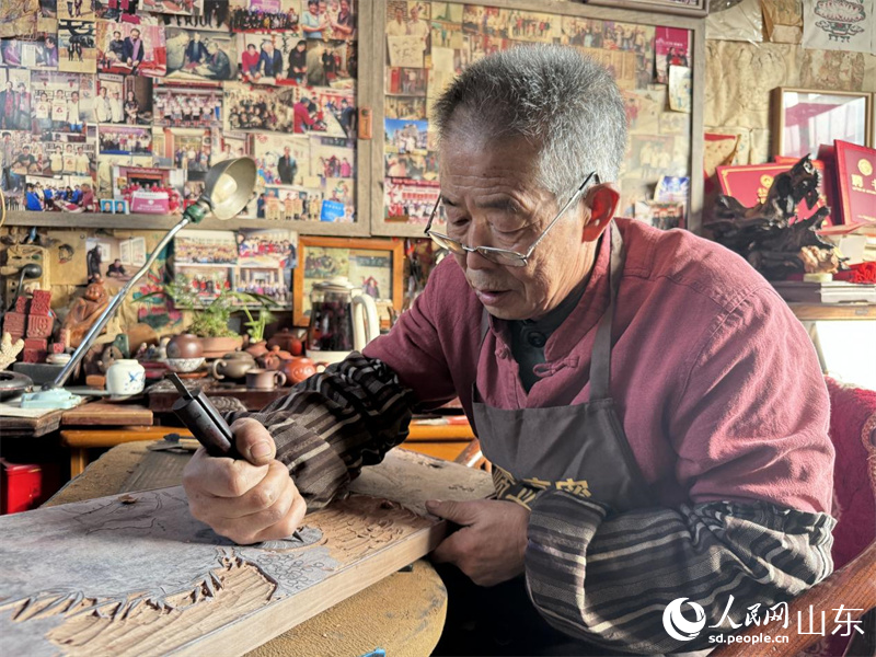 正在精心刻版的齊傳新。人民網(wǎng) 鄭昕橋攝。
