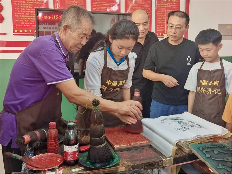 學(xué)生們正在體驗(yàn)套印年畫。濰坊高密市夏莊鎮(zhèn)宣傳辦供圖