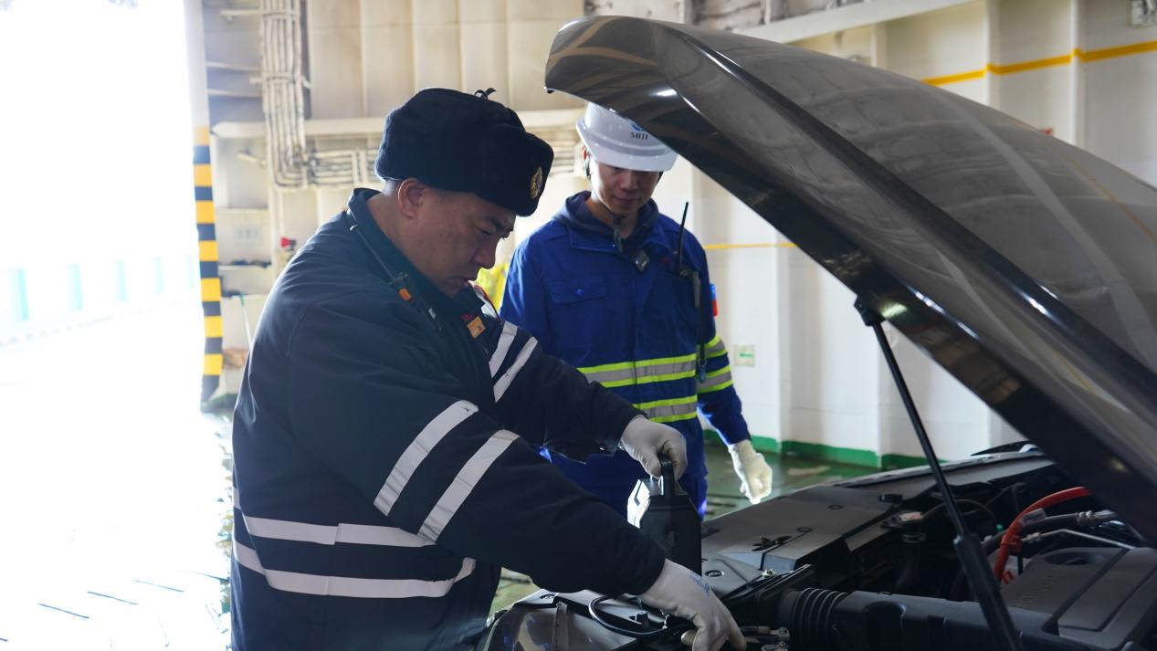 港站工作人員對(duì)虧電車輛進(jìn)行救援。 戴少毅攝