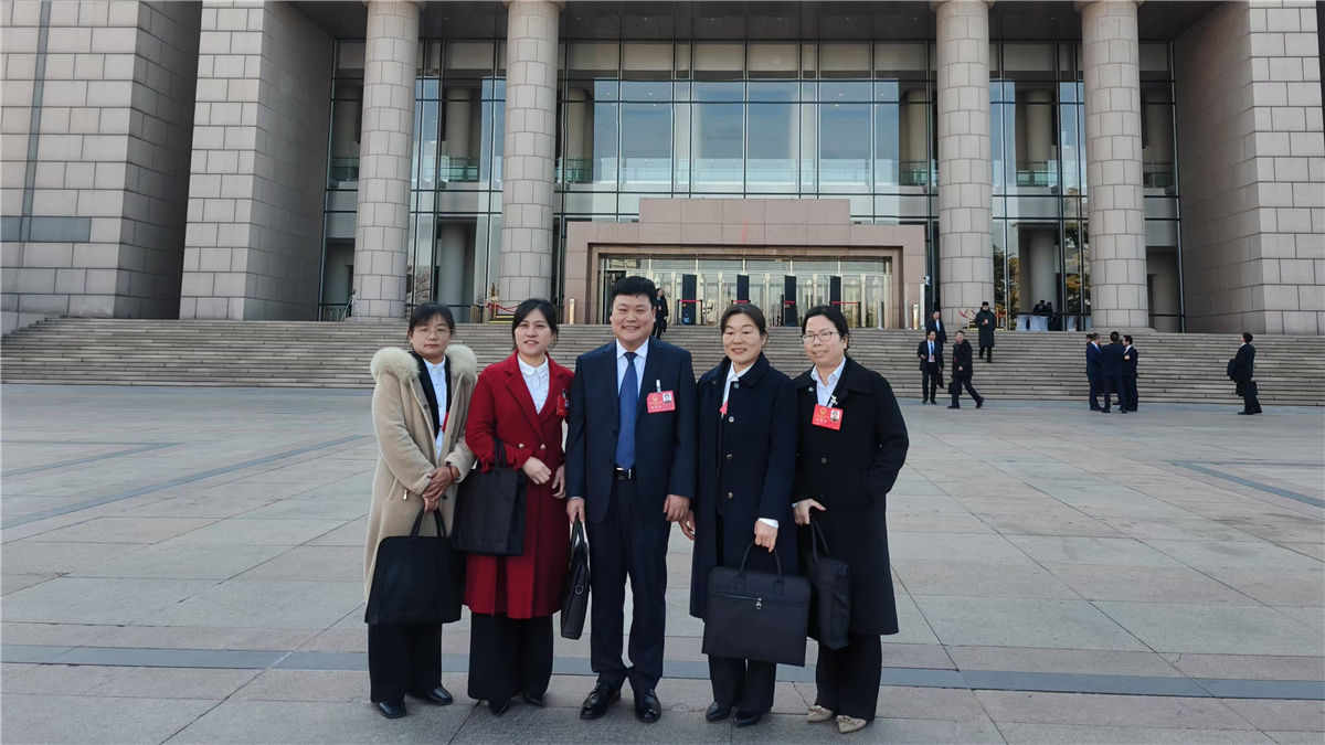 1月20日上午，山東省第十四屆人民代表大會(huì)第三次會(huì)議開幕。圖為代表委員在現(xiàn)場(chǎng)合影留念。人民網(wǎng)記者宋翠攝