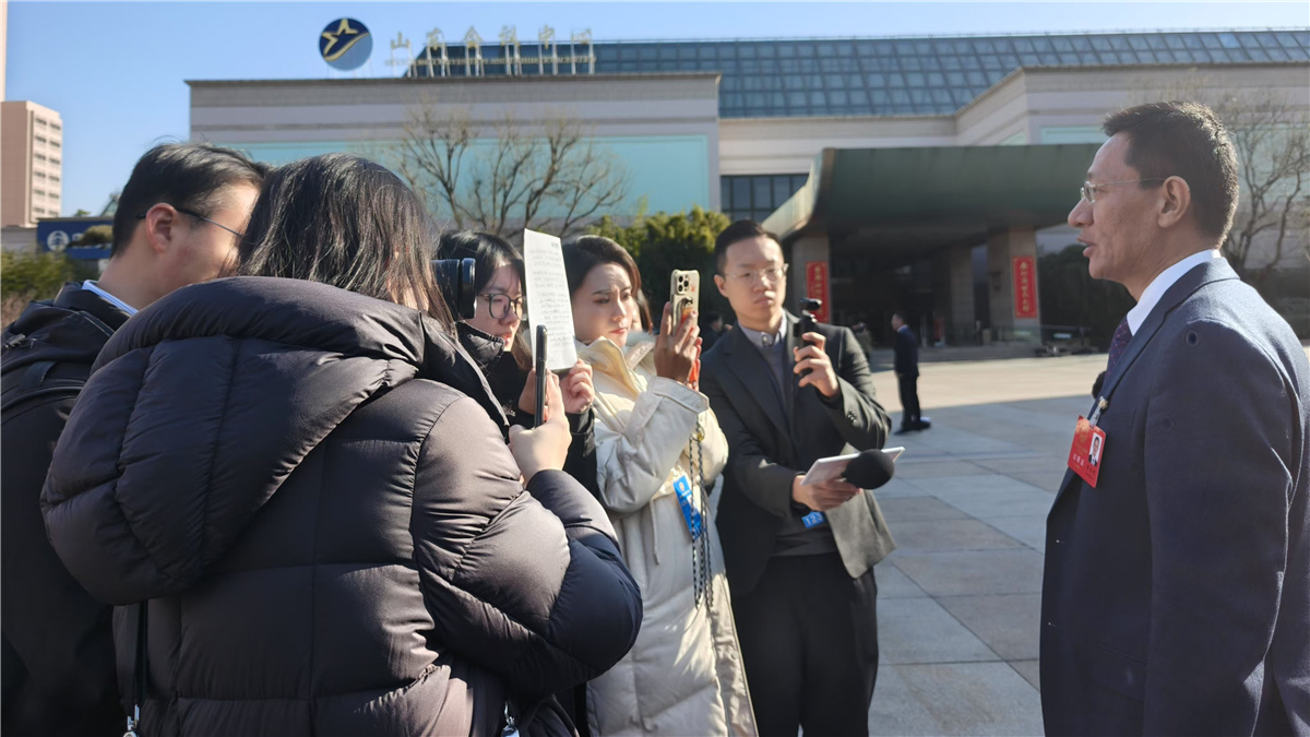1月20日上午，山東省第十四屆人民代表大會(huì)第三次會(huì)議開幕。圖為代表委員接受記者采訪。人民網(wǎng)記者宋翠攝