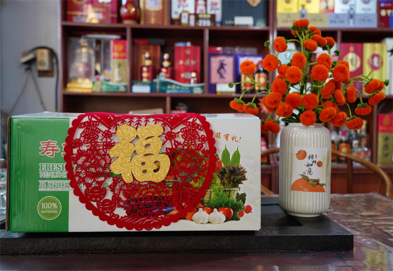 圖為張榮風(fēng)為蔬菜禮盒設(shè)計傳統(tǒng)民俗搭配