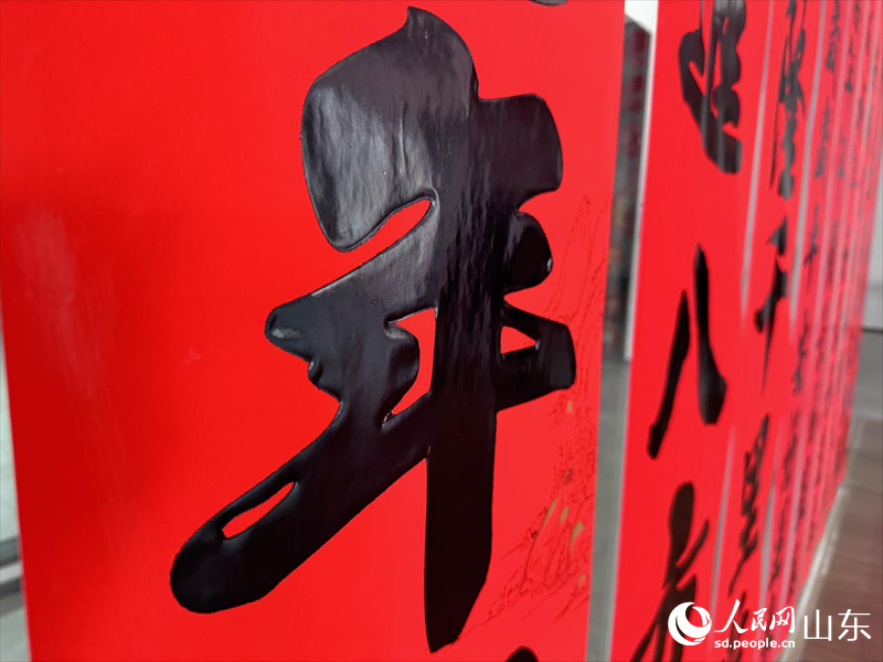 村中店鋪懸掛的紅紙對聯(lián)。人民網(wǎng) 鄭昕橋攝