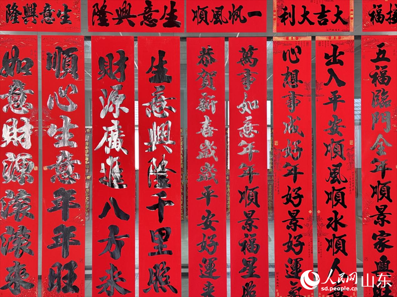 大紅紙對聯(lián)。人民網(wǎng) 鄭昕橋攝