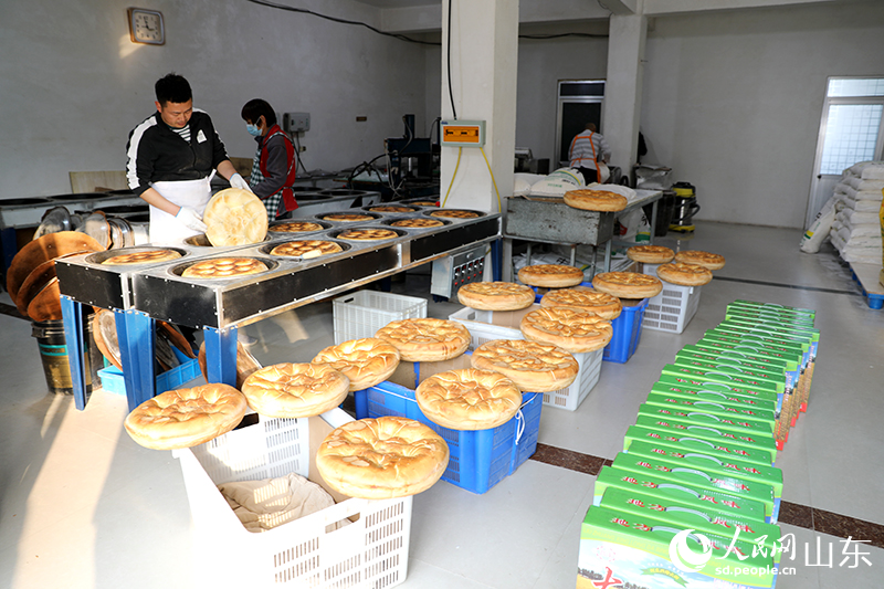 大餅等待裝箱發(fā)貨。人民網(wǎng)記者 劉祺攝