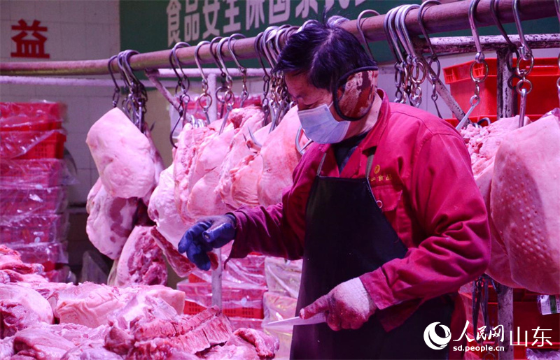 春節(jié)臨近，很多人前來購買年貨，秋平肉聯(lián)廠工作人員忙得不亦樂乎。人民網(wǎng)記者宋翠攝