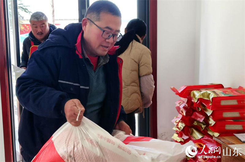 用合作社的錢，李文新為村里老人準備了“年貨”。人民網(wǎng)記者宋翠攝