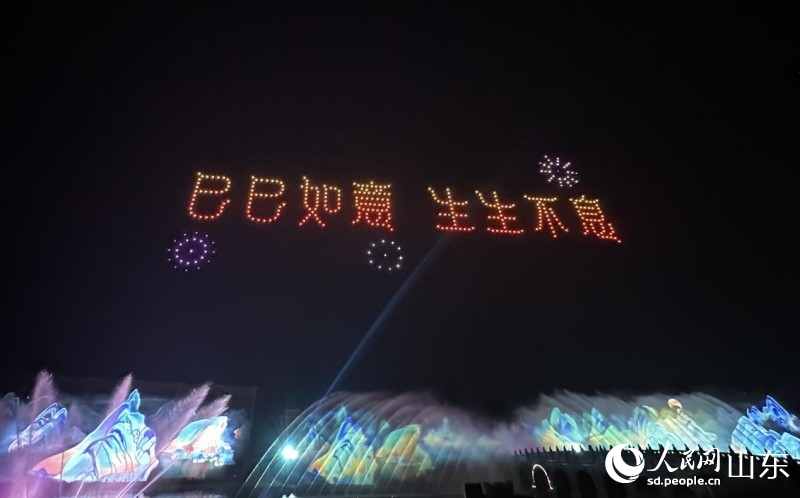 無人機在夜空中排列變換。人民網(wǎng) 喬姝攝