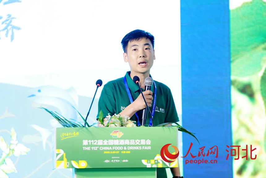 圍場(chǎng)鑫達(dá)商貿(mào)有限公司銷(xiāo)售經(jīng)理謝航作分享。人民網(wǎng)記者 周博攝