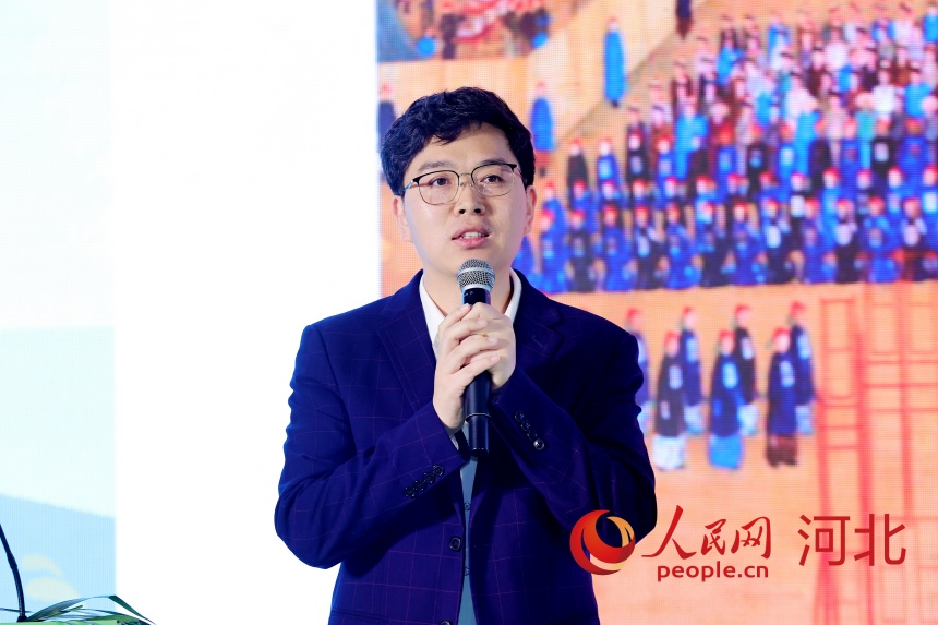 承德泓輝雙合酒業(yè)有限公司品牌宣傳部經(jīng)理孫冬昌作分享。人民網(wǎng)記者 周博攝