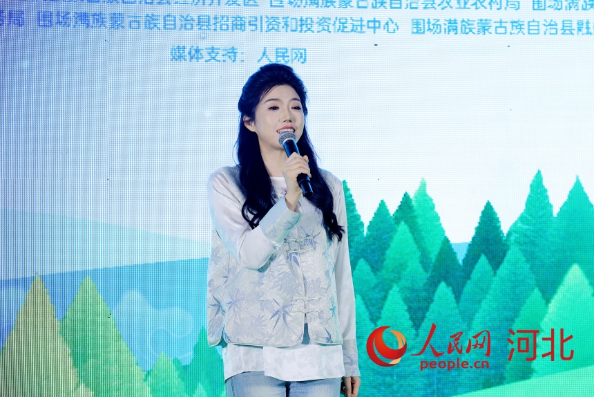圍場(chǎng)家鄉(xiāng)推薦官于思齊邀請(qǐng)100名網(wǎng)友成為塞罕壩體驗(yàn)官。人民網(wǎng)記者 周博攝