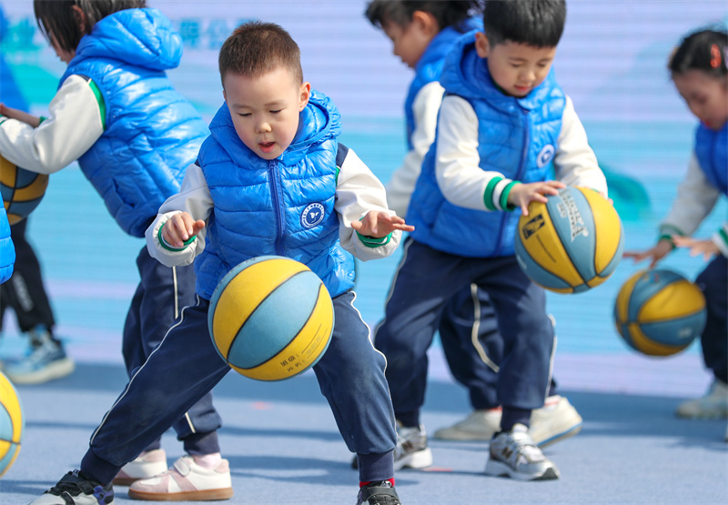 3月29日，在山東青島嶗山區(qū)石老人浴場，小朋友們在拍球。