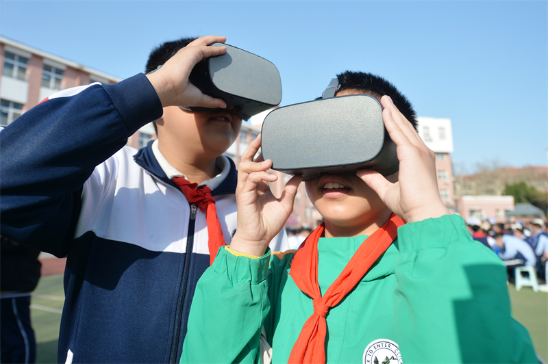 兩名學(xué)生在體驗(yàn)VR眼鏡。王海濱攝