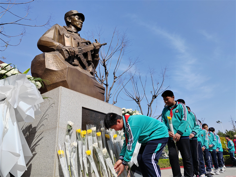 4月3日，臨沂高新區(qū)少先隊員代表向張楠烈士雕像敬獻(xiàn)鮮花。