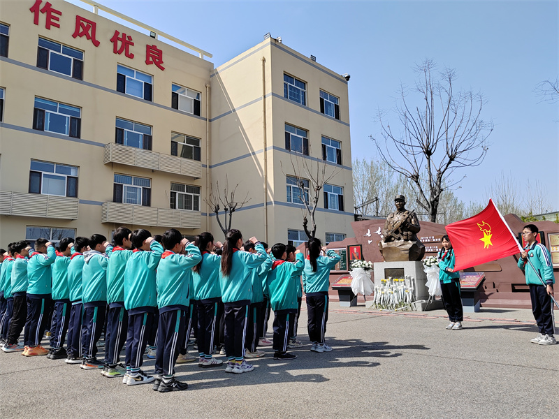 4月3日，臨沂高新區(qū)少先隊員代表在張楠烈士雕像前重溫入隊誓詞。