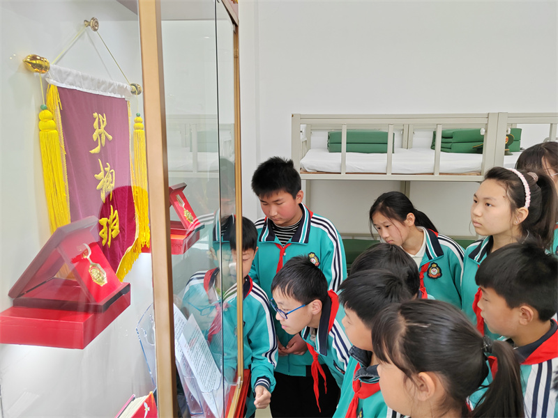 4月3日，臨沂高新區(qū)少先隊員代表在“張楠班”閱讀“張楠班”戰(zhàn)士寫給張楠父母的信。