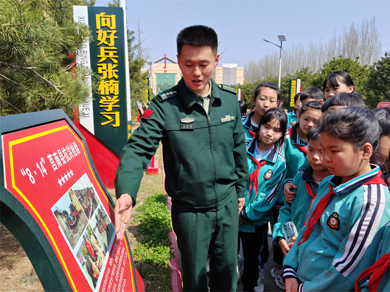 4月3日，武警臨沂支隊某部政治指導(dǎo)員王劍波向臨沂高新區(qū)少先隊員代表介紹支隊發(fā)展歷程。