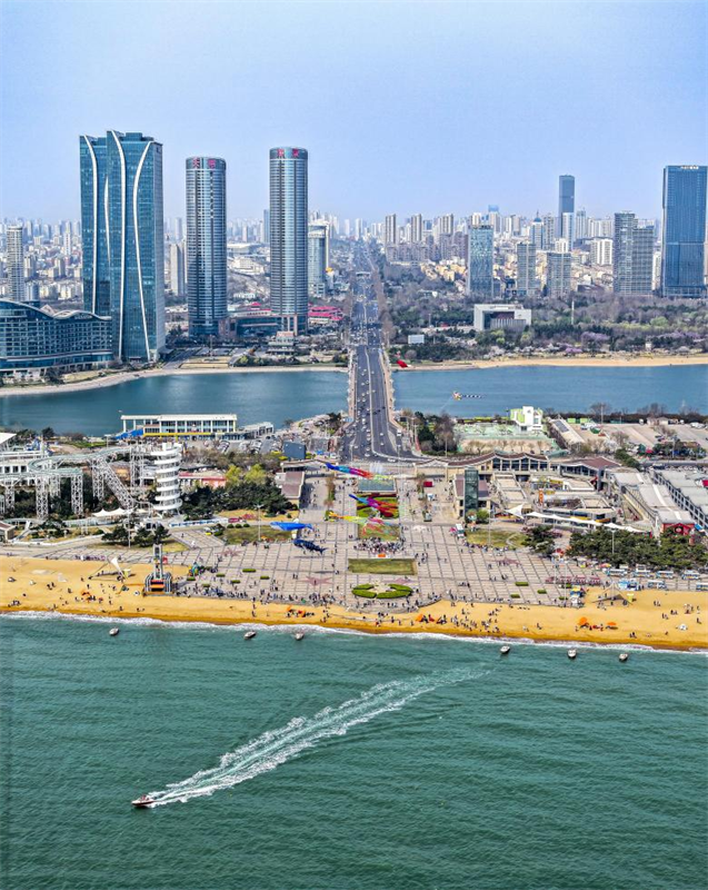 海水清澈，波光瀲滟，微風(fēng)拂過，海波粼粼。單英攝