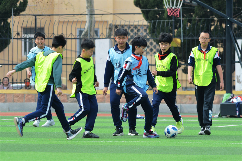 2025年4月8日，在山東省青島市市北區(qū)延安二路小學(xué)舉行的“校長杯”校園足球聯(lián)賽上，足球小將們馳騁賽場、激烈角逐。
