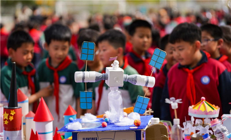 2025年4月16日，山東省樂(lè)陵市市中街道阜平小學(xué)科技勞動(dòng)周現(xiàn)場(chǎng)，小學(xué)生在觀看航天科技裝備模型。