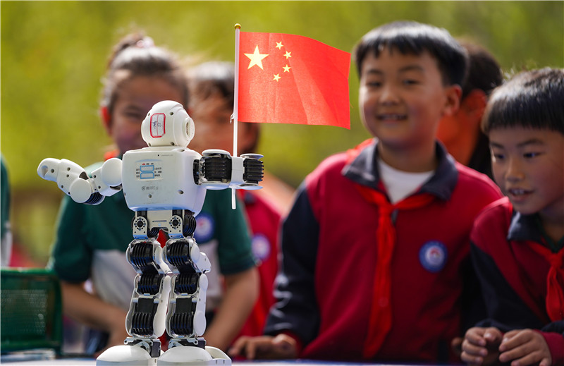 2025年4月16日，山東省樂(lè)陵市市中街道阜平小學(xué)科技勞動(dòng)周現(xiàn)場(chǎng)，小學(xué)生在觀看遙控“機(jī)器人”秀。