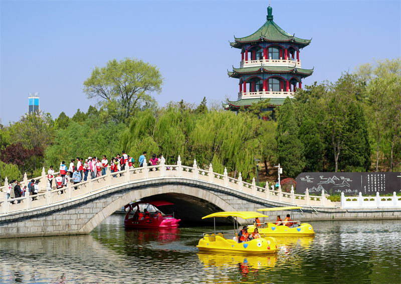 4月20日，游客在山東青島萊西市月湖公園泛舟游玩。張進剛攝