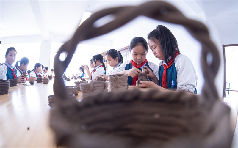 4月18日，山東省日照市東港區(qū)東夷黑陶博物館，小學(xué)生們在學(xué)習(xí)制作黑陶胚。
