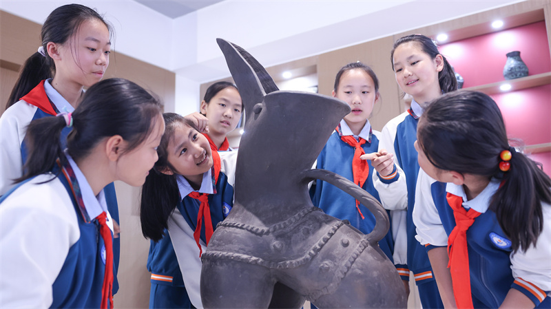 4月18日，山東省日照市東港區(qū)東夷黑陶博物館，小學(xué)生在參觀黑陶展覽。尹召功攝