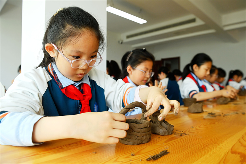 4月18日，山東省日照市東港區(qū)東夷黑陶博物館，小學(xué)生們在學(xué)習(xí)制作黑陶胚。