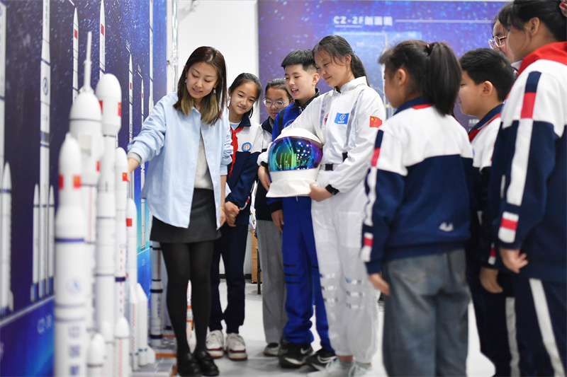 在山東省青島市市北區(qū)開平路小學(xué)開展的“中國航天日”科普活動上，老師在為學(xué)生科普長征運載火箭模型。