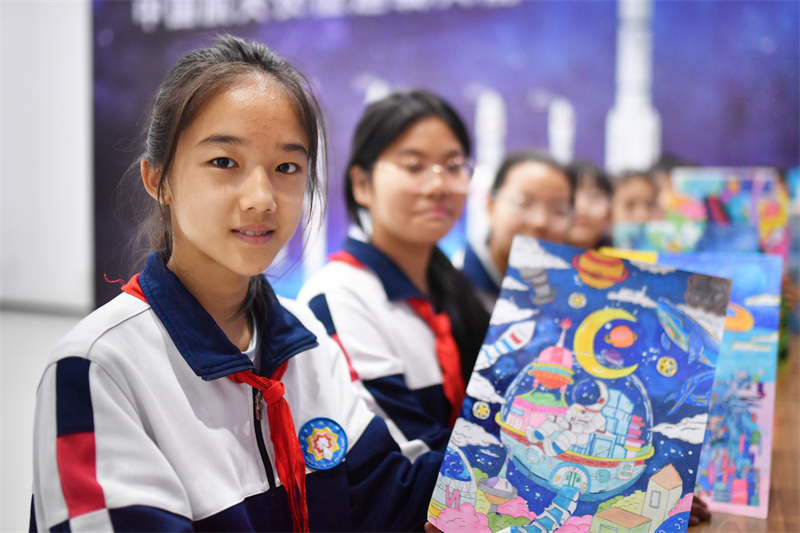 在山東省青島市市北區(qū)開平路小學(xué)開展的“中國航天日”科普活動上，學(xué)生們展示繪制的航天夢想海報。