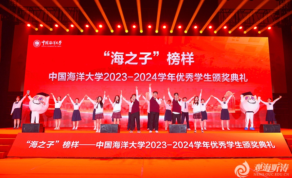 獲獎(jiǎng)學(xué)生代表演唱典禮主題曲《青春的模樣》