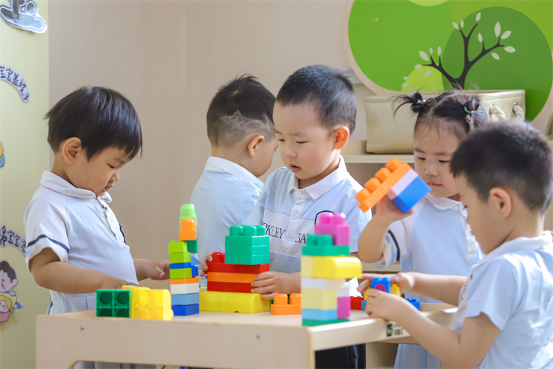 2025年5月14日，小朋友在山東省青島市李滄區(qū)職工子女愛心托育中心搭積木。張鷹 攝