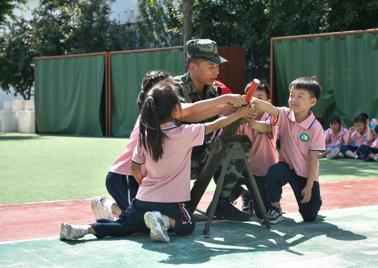 5月20日，在鄒平市全民國防教育進校園活動中，黃山實驗幼兒園幼兒進行軍事武器射擊體驗。