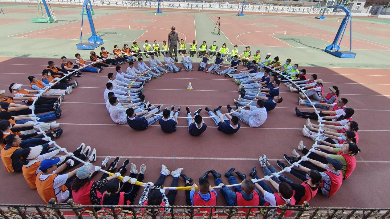 學(xué)生在進(jìn)行心理健康實(shí)驗(yàn)。歷下區(qū)融媒體中心供圖