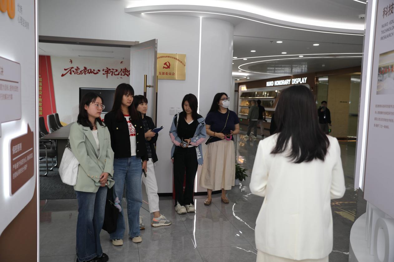 新聞媒體記者現(xiàn)場觀摩基地建設(shè)情況。歷下區(qū)融媒體中心供圖