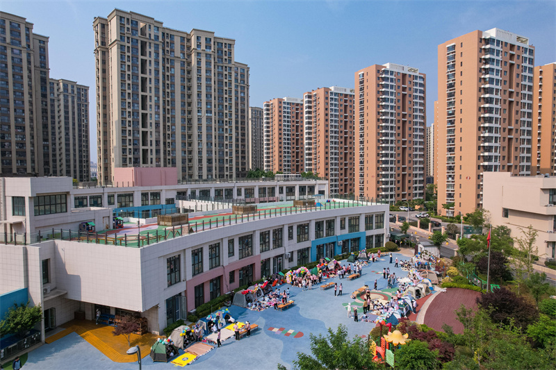 2025年5月26日，小朋友在山東省青島市李滄區(qū)青山路幼兒園開展迎“六一”主題活動中品嘗美食。張鷹 攝 