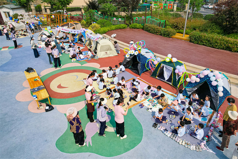 2025年5月26日，小朋友在山東省青島市李滄區(qū)青山路幼兒園開展迎“六一”主題活動中品嘗美食。張鷹 攝