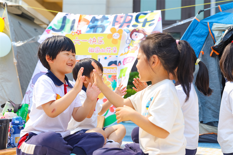 2025年5月26日，小朋友在山東省青島市李滄區(qū)青山路幼兒園開展迎“六一”主題活動中玩游戲。張鷹 攝 